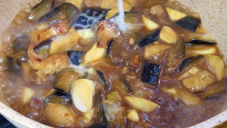 茭白茄子焖肉,3分钟后淋入<a style='color:red;display:inline-block;' href='/shicai/ 788'>生抽</a>拌匀,淋入淀粉水勾芡