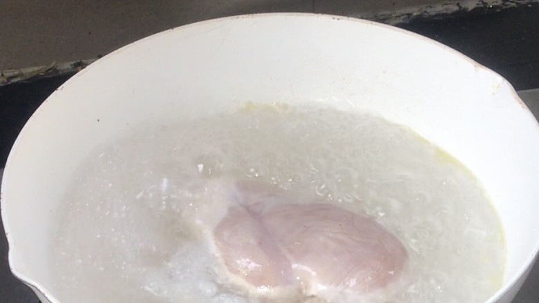 口水鸡丝,就着油锅,放入适量清水,放入鸡胸肉煮沸