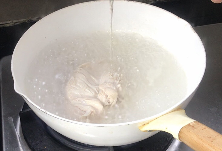 口水鸡丝,加入料酒,转中火煮10分钟