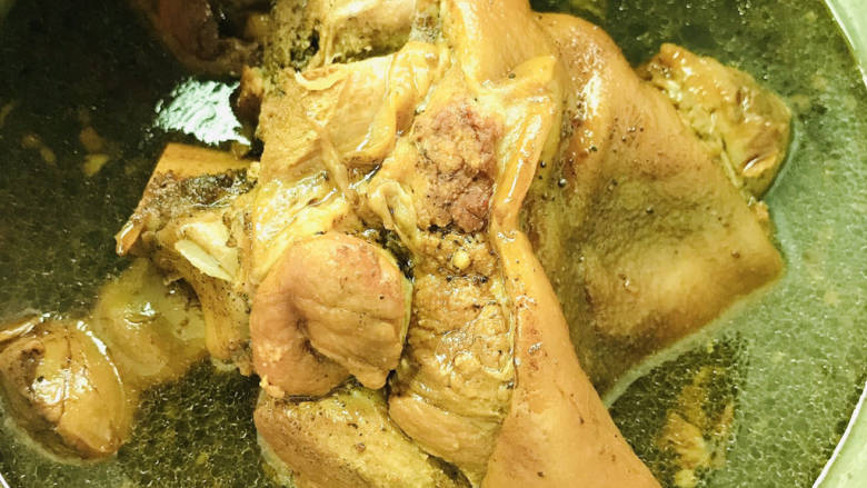 #闹元宵#卤水肘子,中途翻下面,让全部肘子都入味
