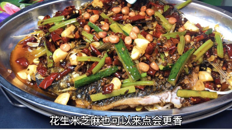 家庭版烤鱼制作方法,撒上花生和芝麻点火烧开
