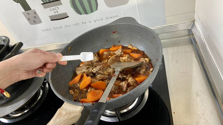 红烧羊肉煲➕胡萝卜煲羊排,尝下咸淡,根据自己口味添加少许食盐拌匀