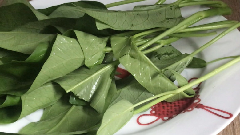 海鲜菇豆腐汤,<a style='color:red;display:inline-block;' href='/shicai/ 3517'>青菜</a>摘洗干净,备用