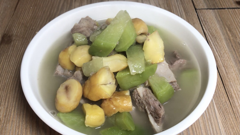 板栗萝卜骨头汤,出锅装盘,即可食用