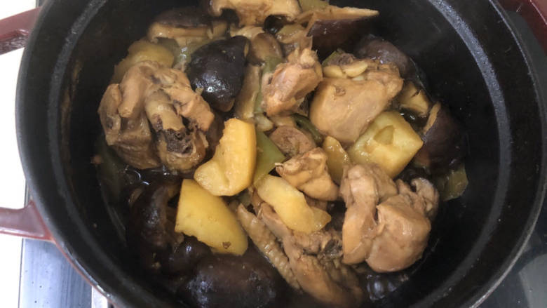 土豆香菇焖鸡,焖大约30分钟左右,汤汁变浓稠就好了。