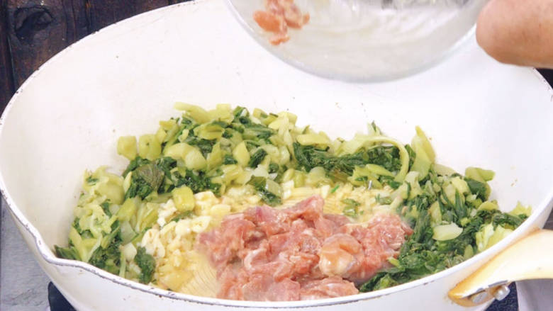 冲菜炒肉,放入瘦肉,炒匀至变色,摆一边