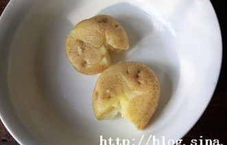 椒盐脆皮小土豆,土豆取出稍凉,用菜刀平面轻轻压扁