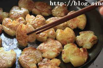 椒盐脆皮小土豆,一面煎透再翻面,直到两面煎至金黄