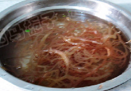 凉拌血珊瑚草,锅中注入水,下入泡发的血珊瑚焯水,马上捞入冷水中冲凉