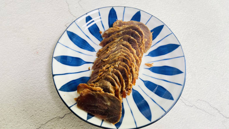 洋葱拌牛肉,卤<a style='color:red;display:inline-block;' href='/shicai/ 216'>牛肉</a>一份,熟食店购买
