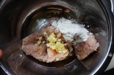 田园小虾饼,虾蓉加入<a style='color:red;display:inline-block;' href='/shicai/ 59093'>鸡蛋清</a>、<a style='color:red;display:inline-block;' href='/shicai/ 718'>料酒</a>少许、<a style='color:red;display:inline-block;' href='/shicai/ 10588'>糖</a>少许、盐少许、

生粉适量、<a style='color:red;display:inline-block;' href='/shicai/ 720'>胡椒粉</a>少许、<a style='color:red;display:inline-block;' href='/shicai/ 847'>香油</a>少许、蒜末少许、玉米青豆胡萝卜粒，顺一个方向搅打均匀。