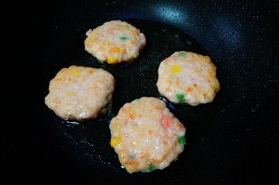 田园小虾饼,中小火，将虾饼煎至双面金黄