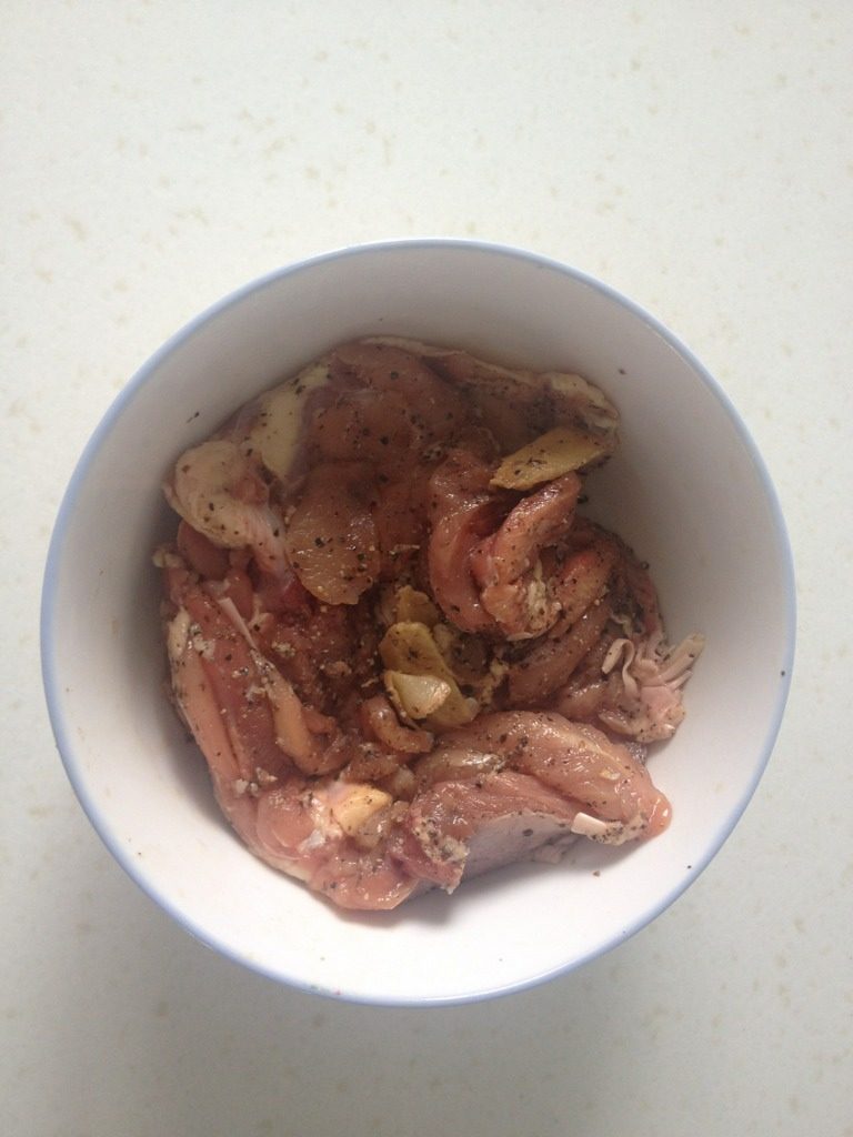 鸡排,将鸡腿里的骨头剔除后，用适量（看个人口味的量）盐 <a style='color:red;display:inline-block;' href='/shicai/ 718'>料酒</a> <a style='color:red;display:inline-block;' href='/shicai/ 134333'>黑胡椒</a> <a style='color:red;display:inline-block;' href='/shicai/ 721'>蚝油</a> <a style='color:red;display:inline-block;' href='/shicai/ 788'>生抽</a>进行腌制三十分钟