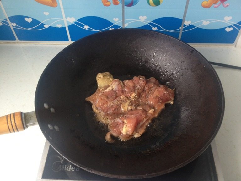 鸡排,放锅里（不放油啊）将鸡皮面向下用小火煎十分钟，这期间会把鸡皮里的油煸出来