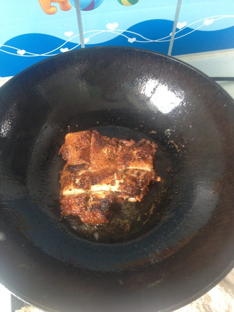 鸡排,将鸡腿翻面，用刚才鸡皮里煸出来的油继续煎<a style='color:red;display:inline-block;' href='/shicai/ 9601'>鸡腿肉</a>八分钟