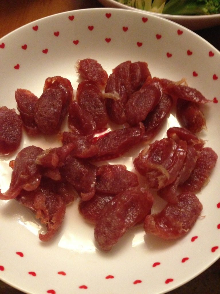 紫薯粥,把<a style='color:red;display:inline-block;' href='/shicai/ 425'>香肠</a>斜切一段段的。放入锅内蒸。蒸5分钟就差不多了。