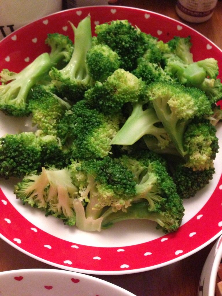 紫薯粥,把<a style='color:red;display:inline-block;' href='/shicai/ 119'>西兰花</a>切好，煮一锅水，水里放点油，等水沸腾，放到锅内煮，待煮熟就捞出。