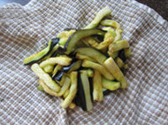 西西里诺玛面,意面入淡盐水煮熟,备用;腌好的茄子用消毒毛巾或厨房纸充分吸干水分