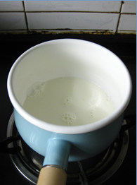 桂圆牛奶布丁,<a style='color:red;display:inline-block;' href='/shicai/ 9'>鸡蛋</a>打散，<a style='color:red;display:inline-block;' href='/shicai/ 219'>牛奶</a>和<a style='color:red;display:inline-block;' href='/shicai/ 10588'>糖</a>搅匀，倒入小锅里小火加热至<a style='color:red;display:inline-block;' href='/shicai/ 219'>牛奶</a>温热，<a style='color:red;display:inline-block;' href='/shicai/ 10588'>糖</a>能化开即可