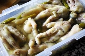 泡椒凤爪,盖上盖子放入冰箱冰至少1天入味即可。