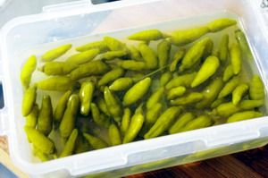 泡椒凤爪,把野山椒连汤带辣椒倒入保鲜盒，调入盐和<a style='color:red;display:inline-block;' href='/shicai/ 3729'>白糖</a>，然后把鸡爪子分布均匀地放进去;