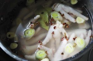 泡椒凤爪,<a style='color:red;display:inline-block;' href='/shicai/ 138'>大葱</a>切小段，蒜随意切碎即可；煮锅里放入足量的水，将葱<a style='color:red;display:inline-block;' href='/shicai/ 37'>姜</a>蒜，<a style='color:red;display:inline-block;' href='/shicai/ 741'>香叶</a>，<a style='color:red;display:inline-block;' href='/shicai/ 700'>花椒</a>和<a style='color:red;display:inline-block;' href='/shicai/ 710'>桂皮</a>一起放入水中;