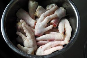 泡椒凤爪,把<a style='color:red;display:inline-block;' href='/shicai/ 89'>鸡爪</a>上的指甲用剪刀剪掉，然后把<a style='color:red;display:inline-block;' href='/shicai/ 89'>鸡爪</a>子剁成2段，用流水清洗干净;