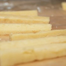 香浓牛乳棒,将面团取出,切成大小均一的小长方块,宽度约0.5-0.7cm