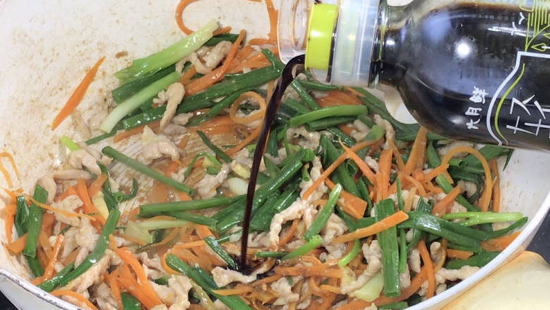 青葱炒肉丝,淋入轻盐酱油,翻炒均匀