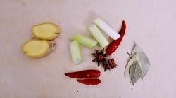红烧肉,1.准备材料,葱切段,姜切片!