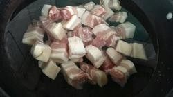 红烧肉,红烧肉的做法图解22.冷水将肉入锅,开锅撤去浮沫,肉捞出控干水分!