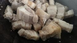 红烧肉,4.将肉放入均匀上色!