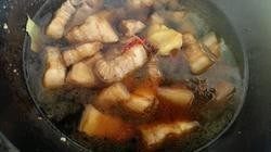 红烧肉,红烧肉的做法图解77.倒入热水,要没过肉,开锅后转小火炖一小时!