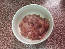 鱼香肉丝,1.猪肉切成丝用<a style='color:red;display:inline-block;' href='/shicai/ 718'>料酒</a>、盐、淀粉腌制半小时