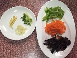 鱼香肉丝,2.木耳、<a style='color:red;display:inline-block;' href='/shicai/ 61'>青椒</a>、<a style='color:red;display:inline-block;' href='/shicai/ 25'>胡萝卜</a>切成丝，<a style='color:red;display:inline-block;' href='/shicai/ 3250'>葱</a>切<a style='color:red;display:inline-block;' href='/shicai/ 3250'>葱</a>花，蒜切碎，<a style='color:red;display:inline-block;' href='/shicai/ 37'>姜</a>切丝