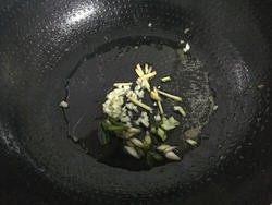 鱼香肉丝,4.锅中倒入适量的油烧热后放入葱姜蒜爆香
