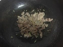 鱼香肉丝,5.放入肉丝炒至变色变白
