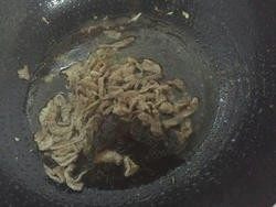 鱼香肉丝,7.倒入刚才调好的酱汁