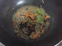 鱼香肉丝,8.烧至汤汁浓稠时放入木耳、青椒、胡萝卜翻炒至断生。即可装盘食用