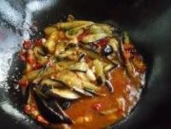 鱼香茄子,7.将调好的汁倒入茄子中，改小火，翻炒两分钟即可。出锅时淋上少许<a style='color:red;display:inline-block;' href='/shicai/ 847'>香油</a>。