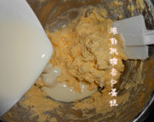 特浓枫糖杏仁蛋糕 ,逐步加入打散的蛋液,每加一次,都要搅拌至黄油完全吸收再加下一次,直至全部加完