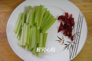 干煸牛肉丝,<a style='color:red;display:inline-block;' href='/shicai/ 125'>芹菜</a>，辣椒切好备用