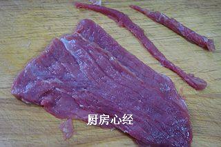 干煸牛肉丝,顺着<a style='color:red;display:inline-block;' href='/shicai/ 216'>牛肉</a>的纹路丝切条