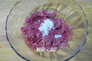 干煸牛肉丝,牛肉丝中加入1克<a style='color:red;display:inline-block;' href='/shicai/ 702'>泡打粉</a>；半克的<a style='color:red;display:inline-block;' href='/shicai/ 728'>嫩肉粉</a>少许清水保证肉的表面湿润反复抓匀1-2分钟再加入白<a style='color:red;display:inline-block;' href='/shicai/ 10588'>糖</a>2克；<a style='color:red;display:inline-block;' href='/shicai/ 718'>料酒</a>5克；盐2克；酱油3克；蛋清少许；玉米淀粉5克抓匀备用。