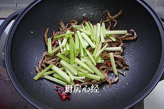 干煸牛肉丝,锅中放香油小火慢慢的煸炒，放<a style='color:red;display:inline-block;' href='/shicai/ 9613'>辣椒面</a>5克；<a style='color:red;display:inline-block;' href='/shicai/ 10404'>花椒面</a>3克；盐3克；<a style='color:red;display:inline-block;' href='/shicai/ 756'><a style='color:red;display:inline-block;' href='/shicai/ 756'><a style='color:red;display:inline-block;' href='/shicai/ 756'>鸡精</a></a></a>5克；糖5克；<a style='color:red;display:inline-block;' href='/shicai/ 86474'>干辣椒</a>；芹菜