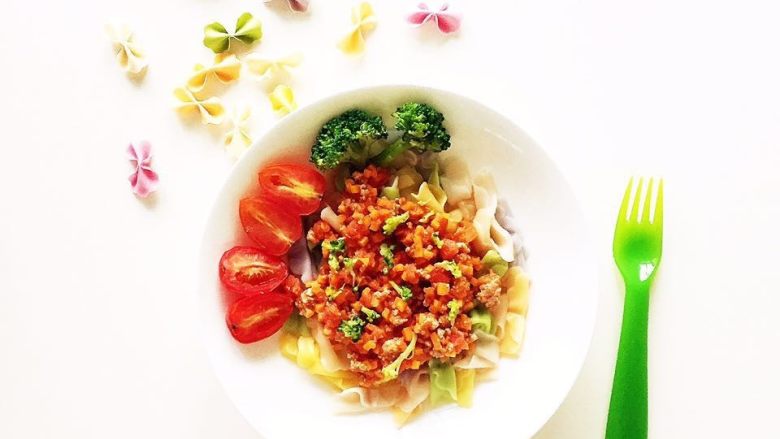 宝宝营养餐(1岁+)-番茄蔬菜肉酱蝴蝶面 ,在将焯水的<a style='color:red;display:inline-block;' href='/shicai/ 119'>西兰花</a>,取一朵撕碎散在酱汁上,将另外的两朵以及小番茄放在盘子周边即可,宝宝食品也要美美哒