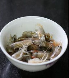 鲜虾粉丝汤,明虾洗净,剪去须子,将虾头、虾身分开;虾头尽量滴干水,但是要保留虾黄