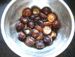 香菇麻油鸡,<a style='color:red;display:inline-block;' href='/shicai/ 107'>鸡</a>洗净剁成小块，香菇用水泡发，洗净后略微挤些水分，不用挤的太干，泡发香菇的水过滤出杂质备用。