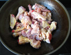香菇麻油鸡,锅里放入<a style='color:red;display:inline-block;' href='/shicai/ 5506'>麻油</a>，煸香葱姜。放入鸡块煸炒