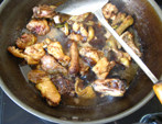 香菇麻油鸡,小火煸炒至两面都有些焦黄色。烹入<a style='color:red;display:inline-block;' href='/shicai/ 894'>黄酒</a>，倒入<a style='color:red;display:inline-block;' href='/shicai/ 788'>生抽</a>、<a style='color:red;display:inline-block;' href='/shicai/ 762'>老抽</a>和<a style='color:red;display:inline-block;' href='/shicai/ 866'>冰糖</a>翻炒入味。将泡发香菇的水也倒进锅里，视情况加些开水
